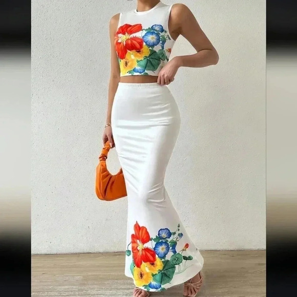 Women's Positioning Flower Printed Slim Fit Two Piece Set - Picture 2 of 4